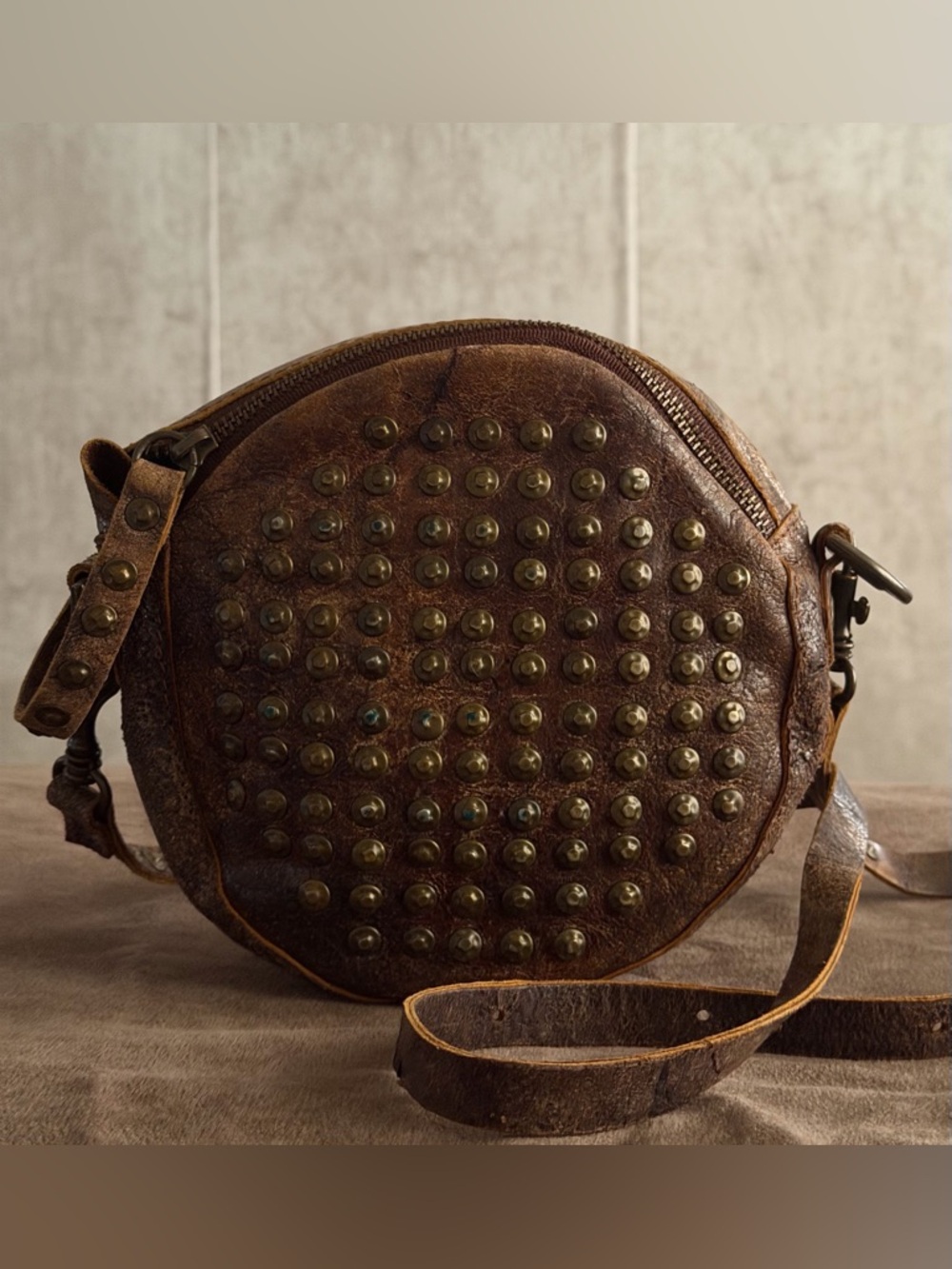 FRYE Brooke Studded Round Brown distressed leather Brass Tone studs Crossbody - Picture 9 of 9